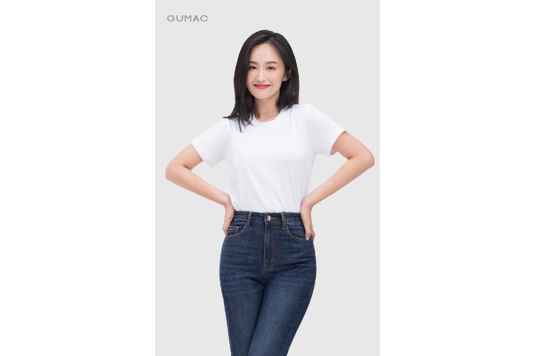 Áo thun cổ tròn cùng quần jean