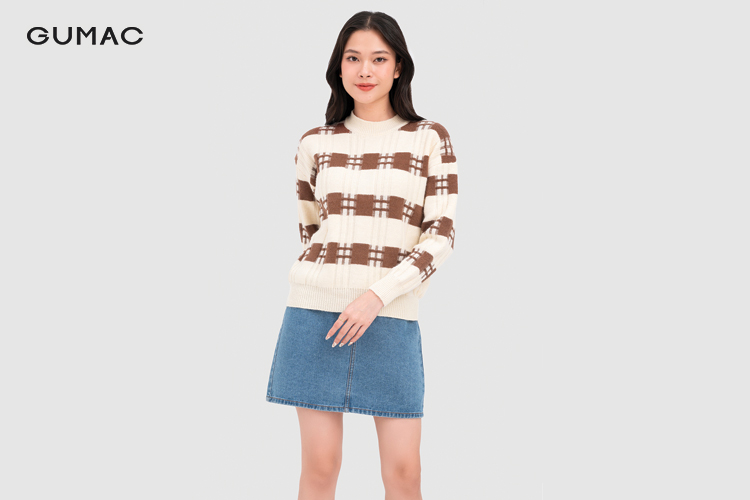 Kết hợp áo len với chân váy jean